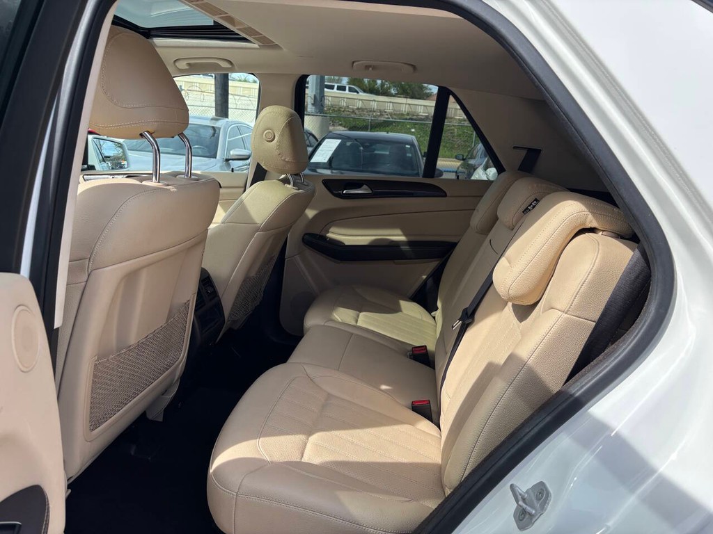 Mercedes-Benz GLE Vehicle Full-screen Gallery Image 12