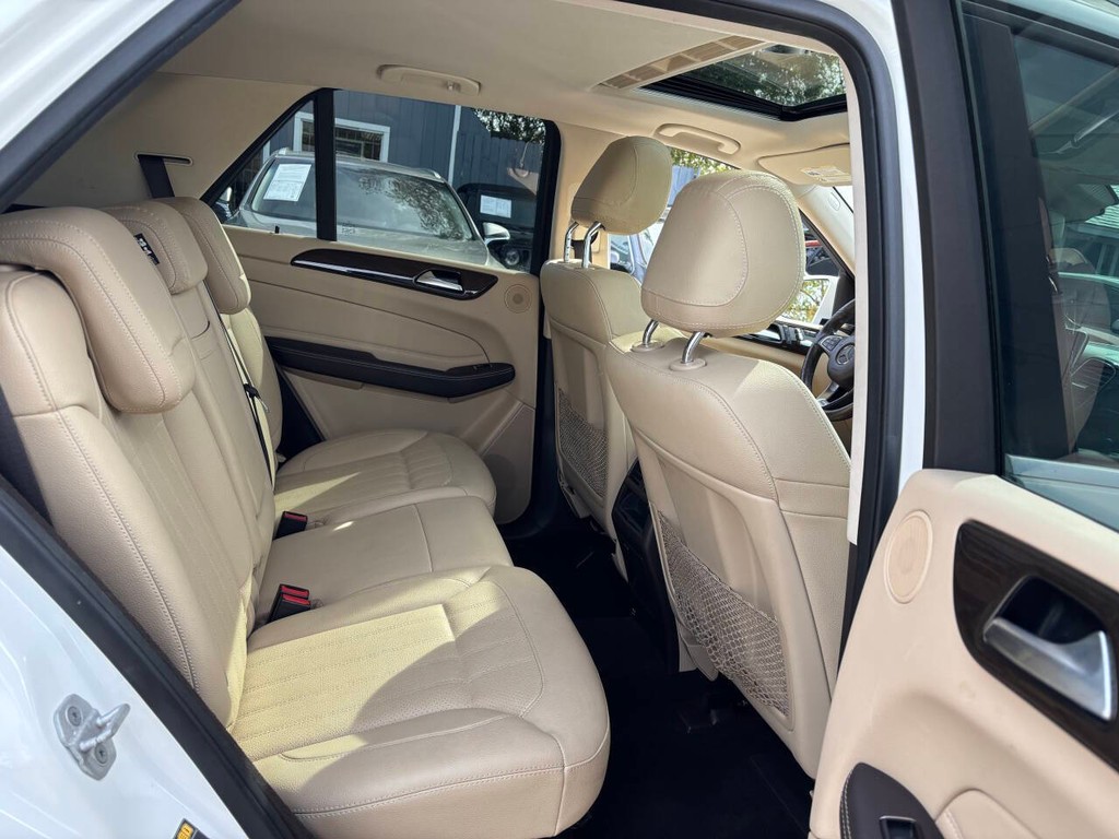 Mercedes-Benz GLE Vehicle Full-screen Gallery Image 13