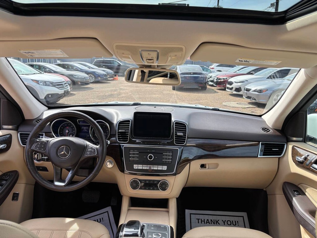 Mercedes-Benz GLE Vehicle Full-screen Gallery Image 14