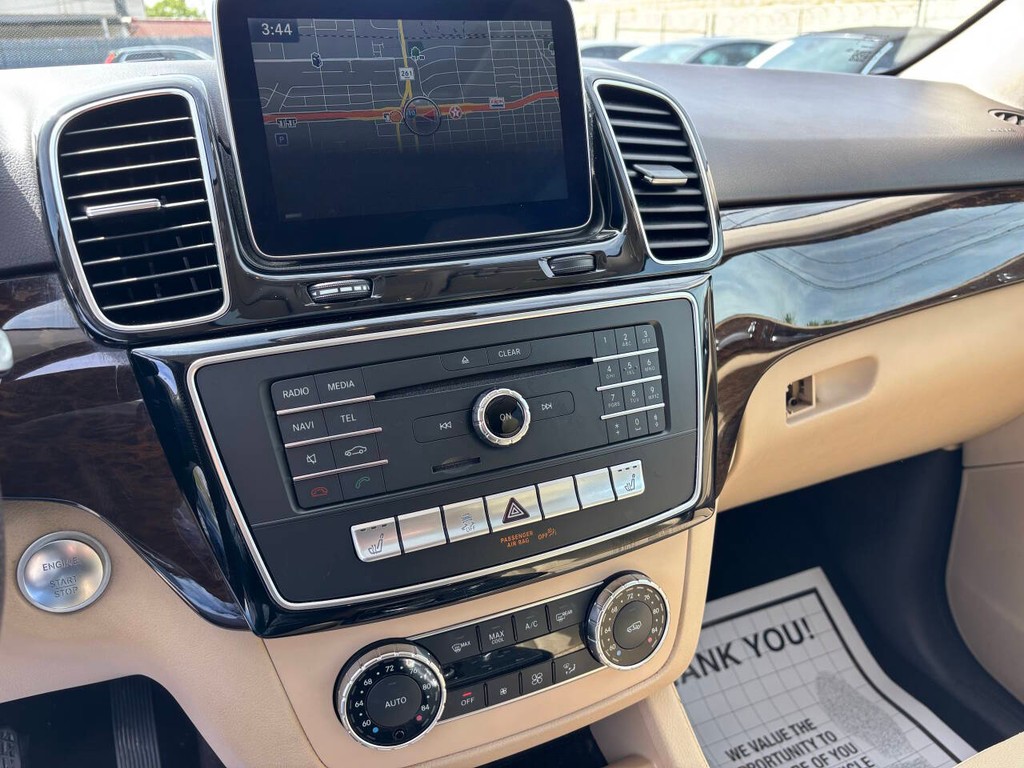 Mercedes-Benz GLE Vehicle Full-screen Gallery Image 15