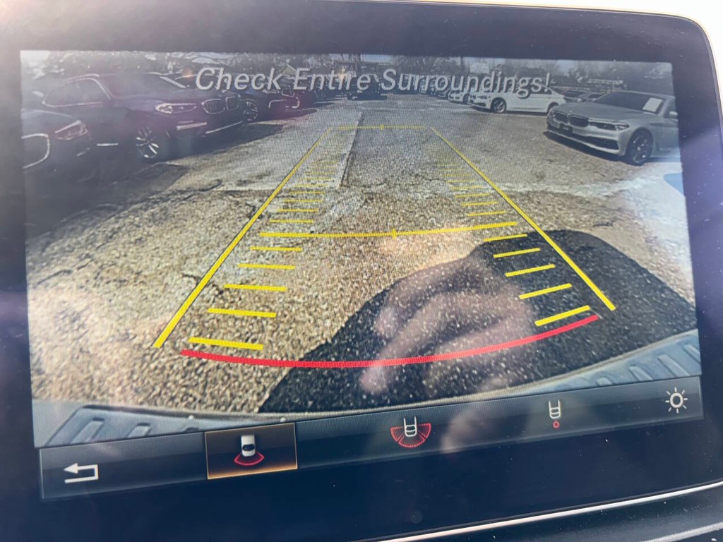 Mercedes-Benz GLE Vehicle Full-screen Gallery Image 16