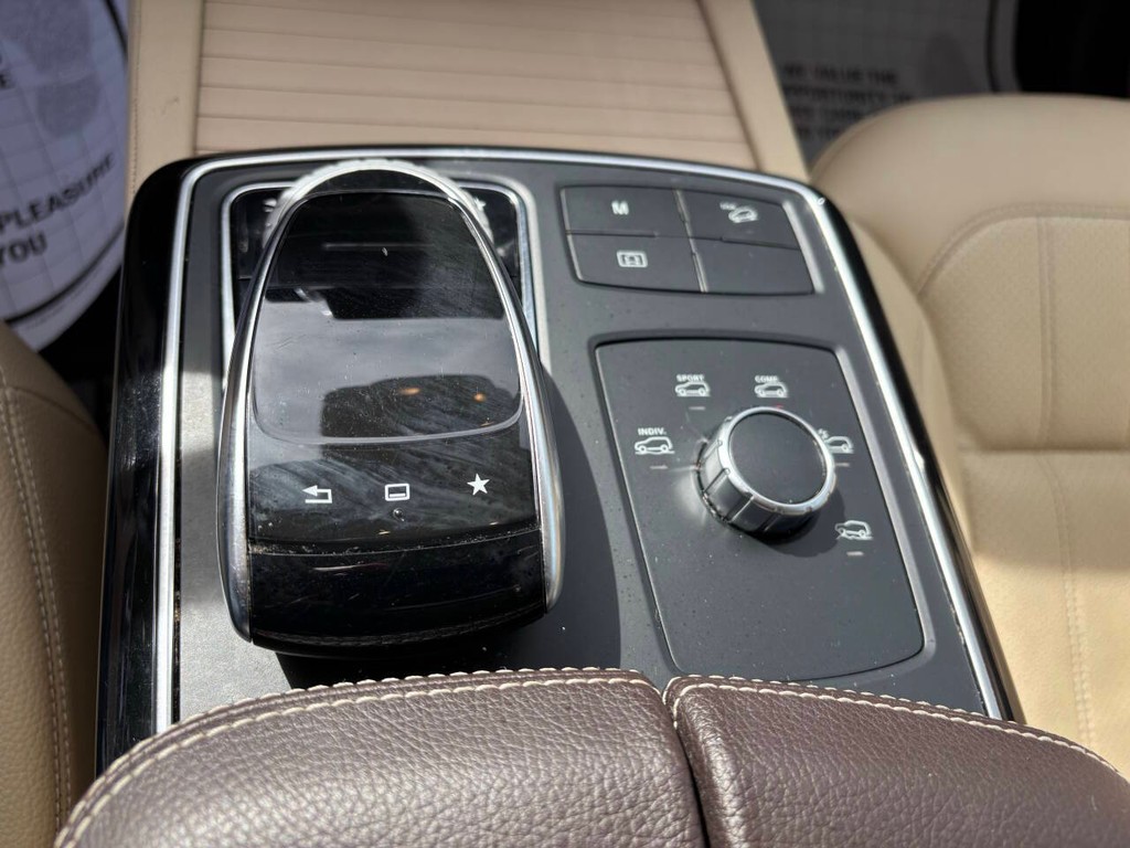 Mercedes-Benz GLE Vehicle Full-screen Gallery Image 17