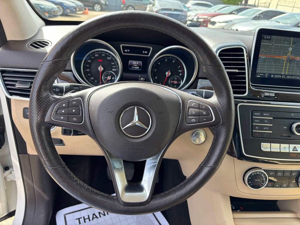 Mercedes-Benz GLE Vehicle Full-screen Gallery Image 18