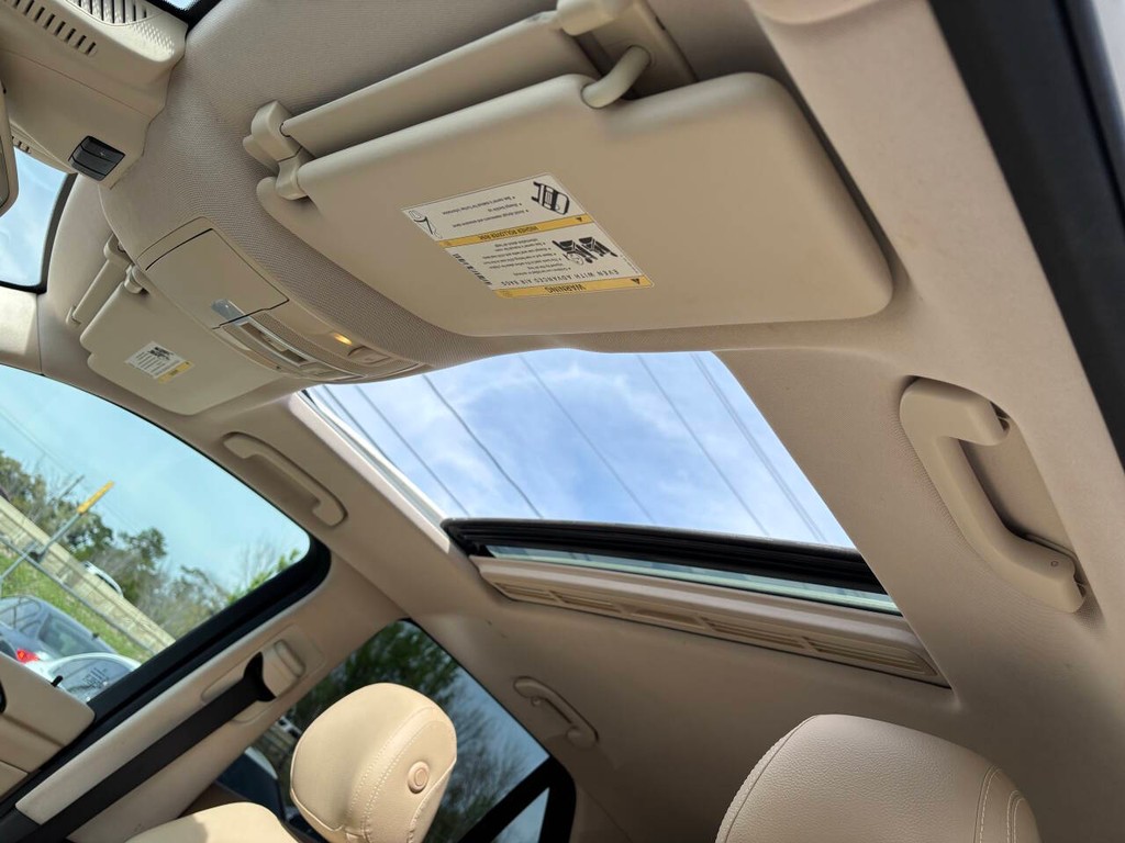 Mercedes-Benz GLE Vehicle Full-screen Gallery Image 19