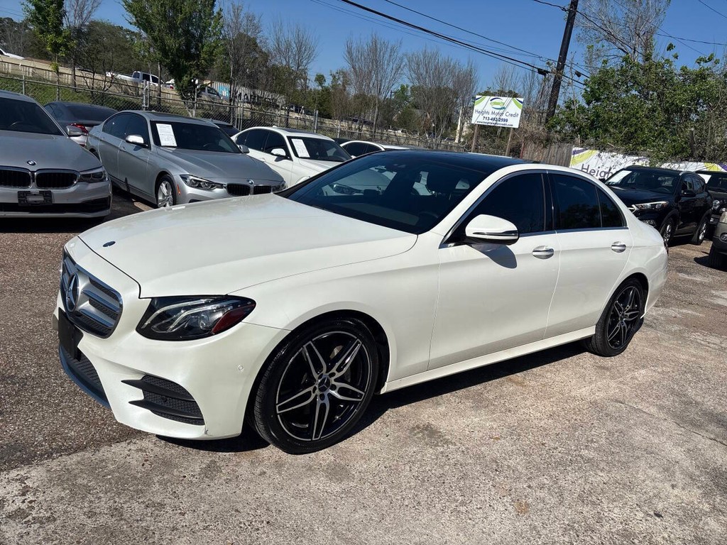 Mercedes-Benz E-Class Vehicle Full-screen Gallery Image 02