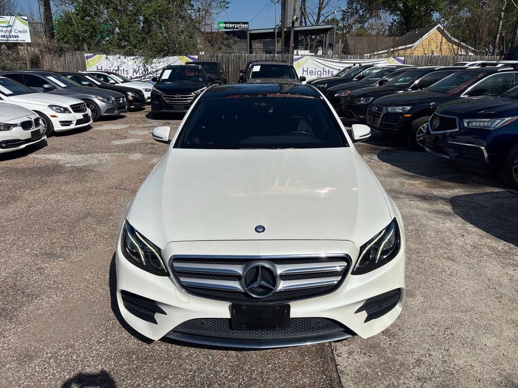 Mercedes-Benz E-Class Vehicle Full-screen Gallery Image 03