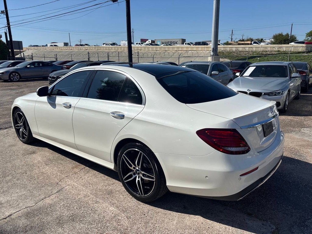 Mercedes-Benz E-Class Vehicle Full-screen Gallery Image 05