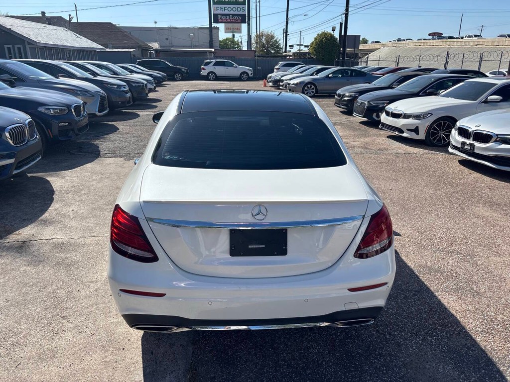 Mercedes-Benz E-Class Vehicle Full-screen Gallery Image 06