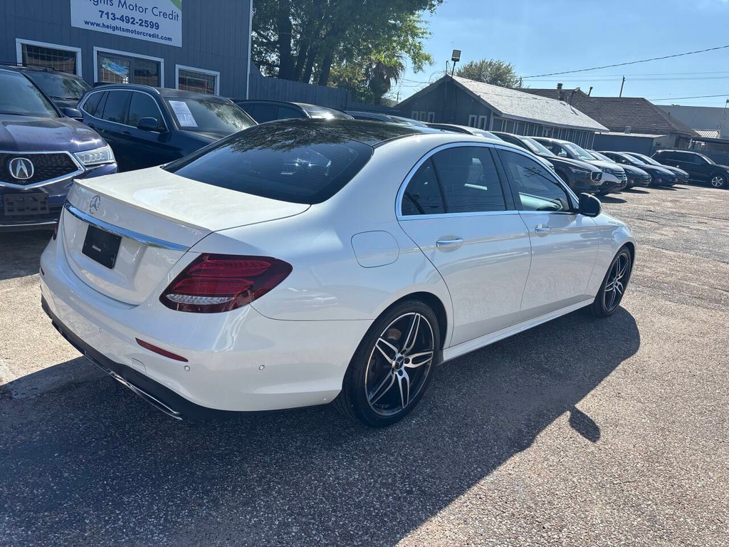 Mercedes-Benz E-Class Vehicle Full-screen Gallery Image 07