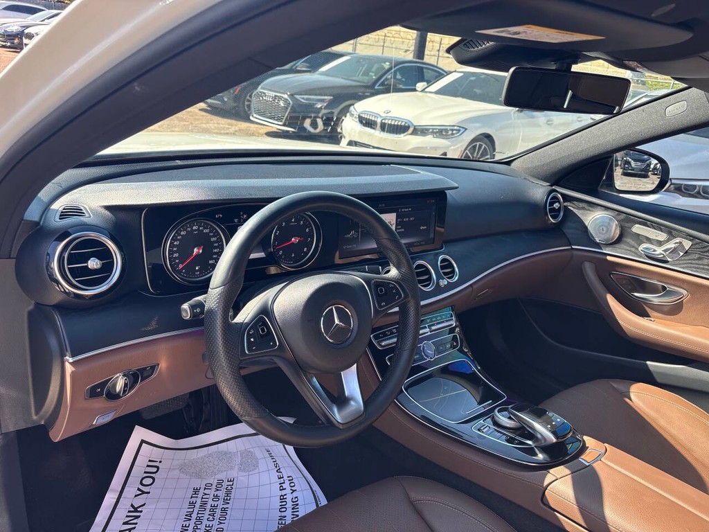 Mercedes-Benz E-Class Vehicle Full-screen Gallery Image 08