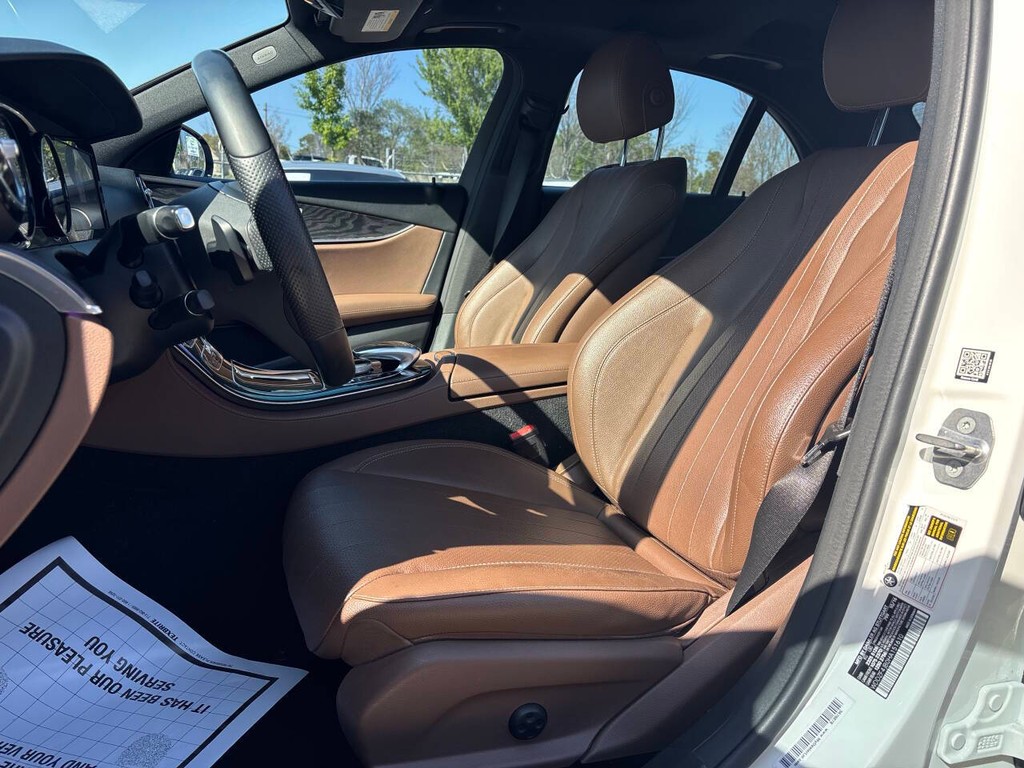 Mercedes-Benz E-Class Vehicle Full-screen Gallery Image 09