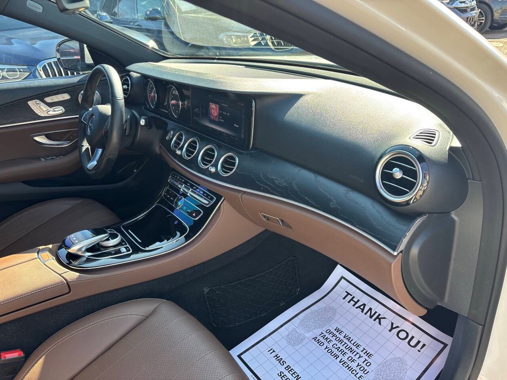 Mercedes-Benz E-Class Vehicle Full-screen Gallery Image 10