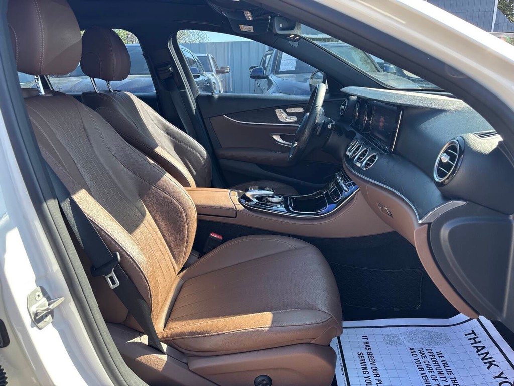 Mercedes-Benz E-Class Vehicle Full-screen Gallery Image 11