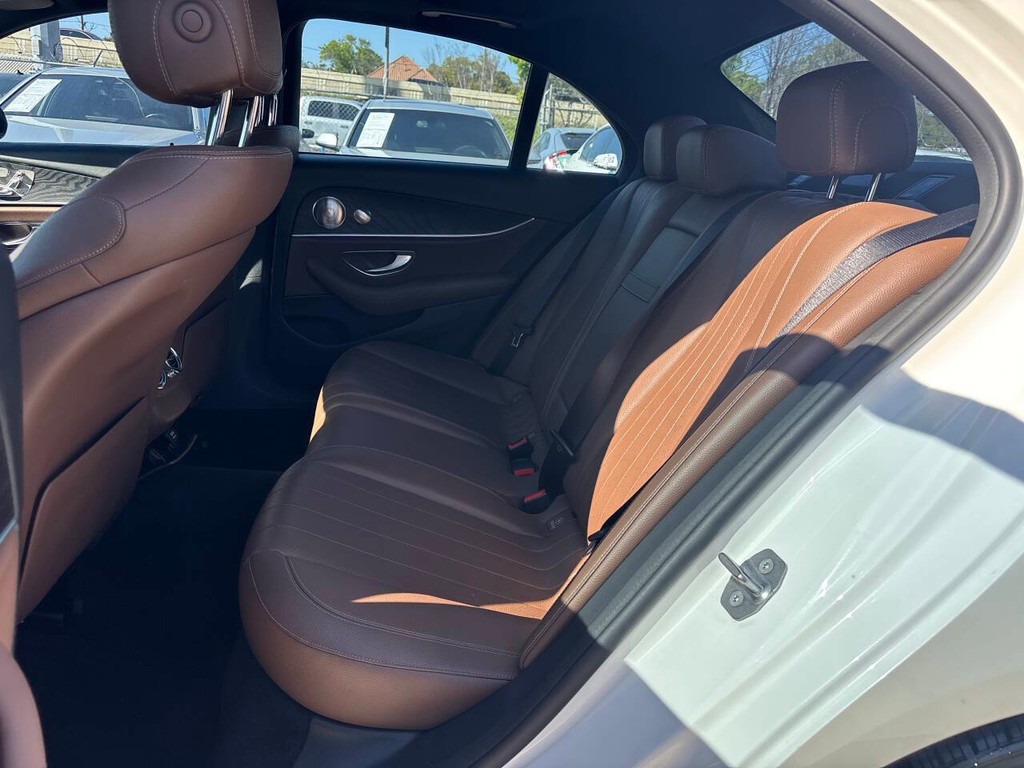 Mercedes-Benz E-Class Vehicle Full-screen Gallery Image 12