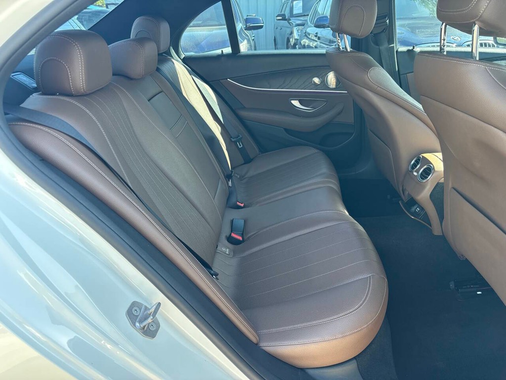 Mercedes-Benz E-Class Vehicle Full-screen Gallery Image 13