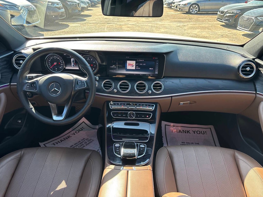 Mercedes-Benz E-Class Vehicle Full-screen Gallery Image 14