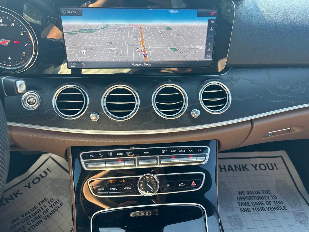 Mercedes-Benz E-Class Vehicle Full-screen Gallery Image 15