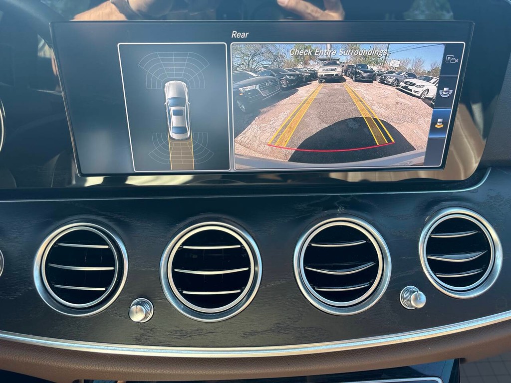 Mercedes-Benz E-Class Vehicle Full-screen Gallery Image 16