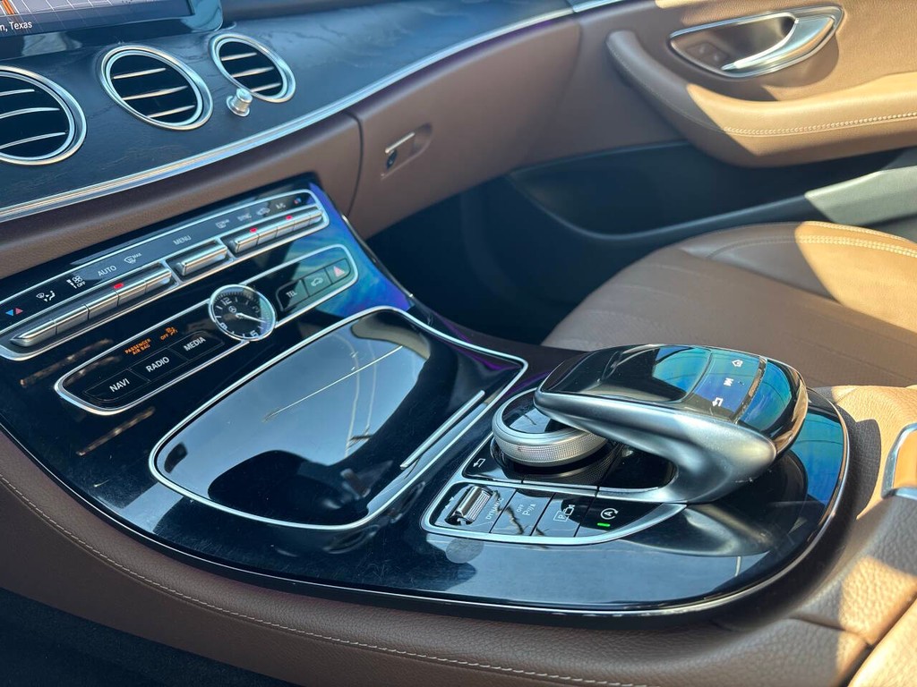 Mercedes-Benz E-Class Vehicle Full-screen Gallery Image 17