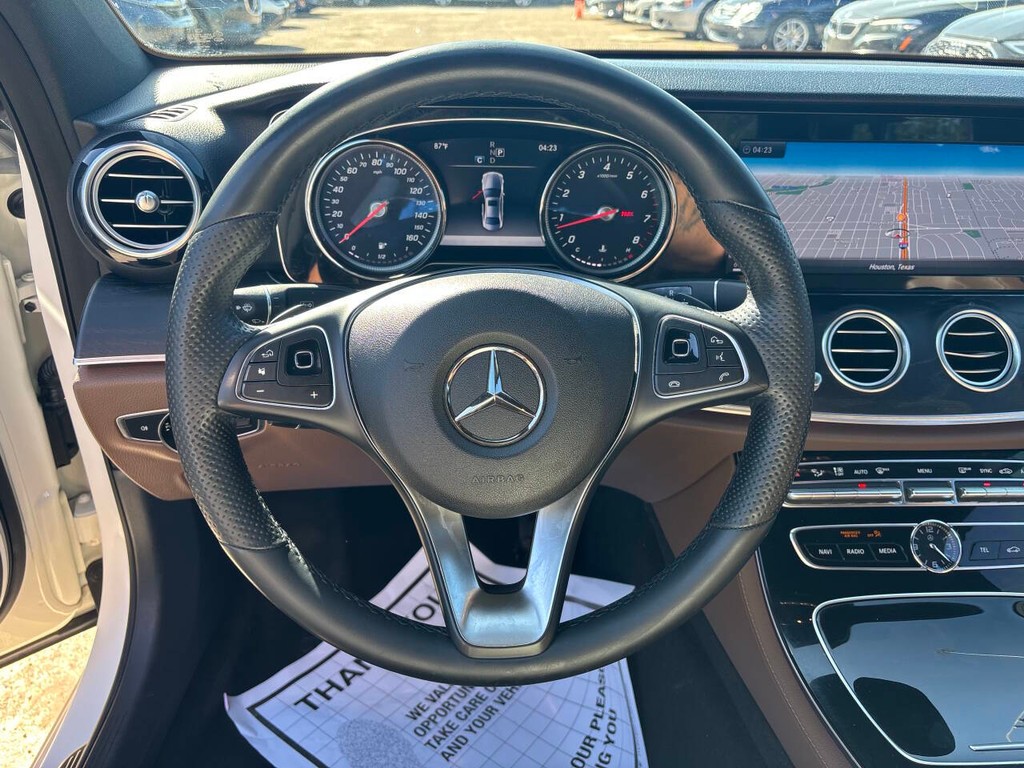 Mercedes-Benz E-Class Vehicle Full-screen Gallery Image 18