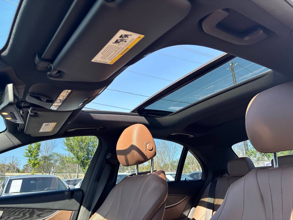 Mercedes-Benz E-Class Vehicle Full-screen Gallery Image 19