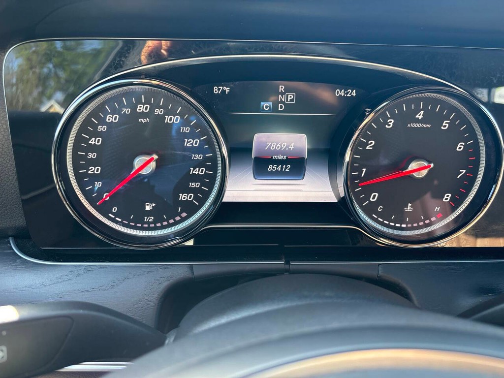 Mercedes-Benz E-Class Vehicle Full-screen Gallery Image 20