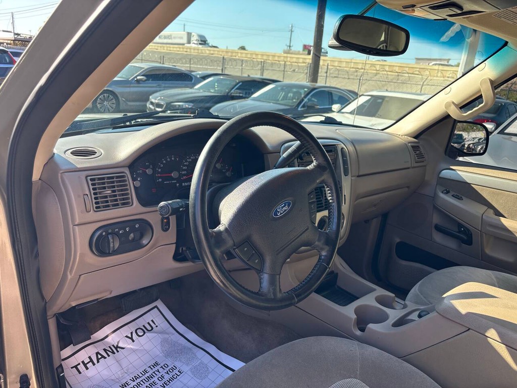 Ford Explorer Vehicle Full-screen Gallery Image 08