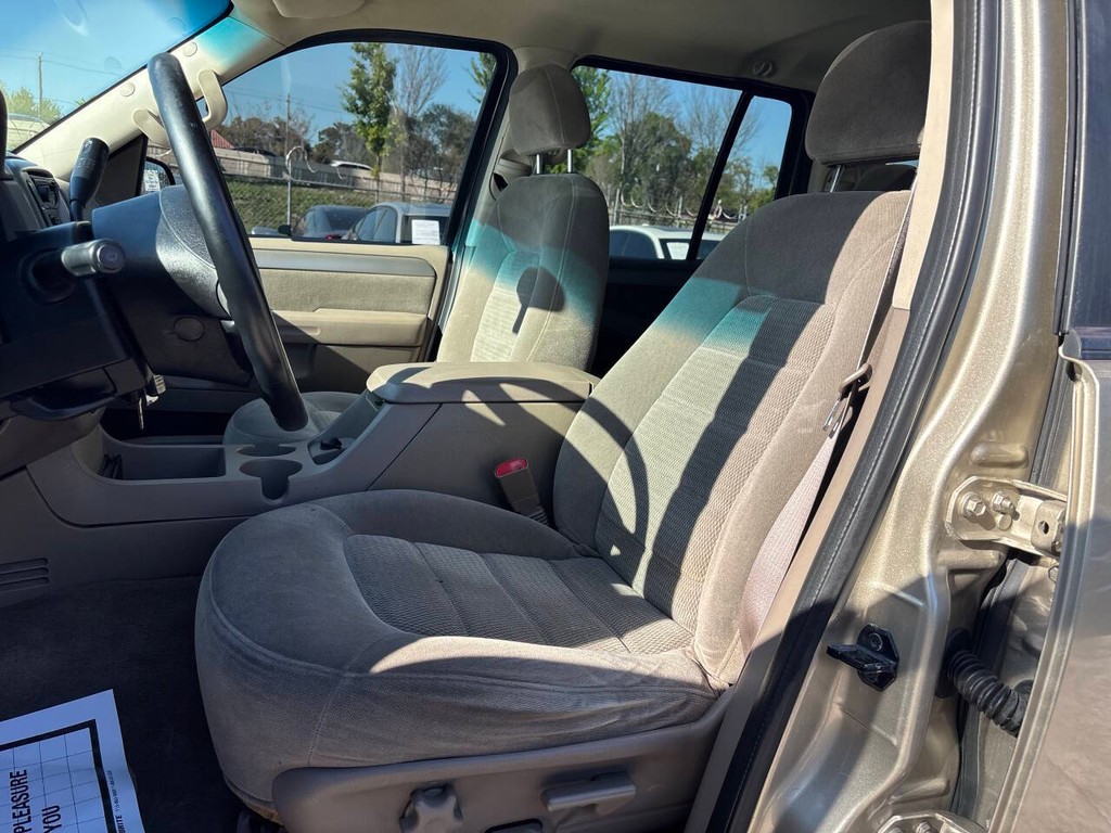 Ford Explorer Vehicle Full-screen Gallery Image 09