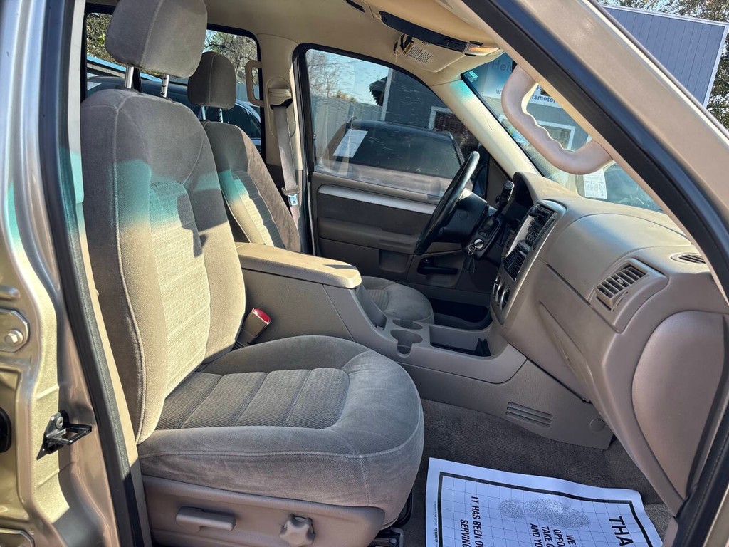 Ford Explorer Vehicle Full-screen Gallery Image 11