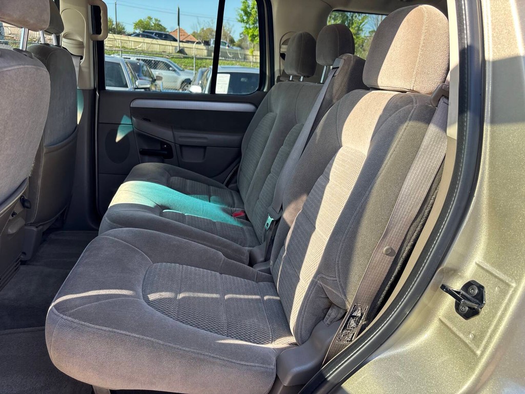 Ford Explorer Vehicle Full-screen Gallery Image 12