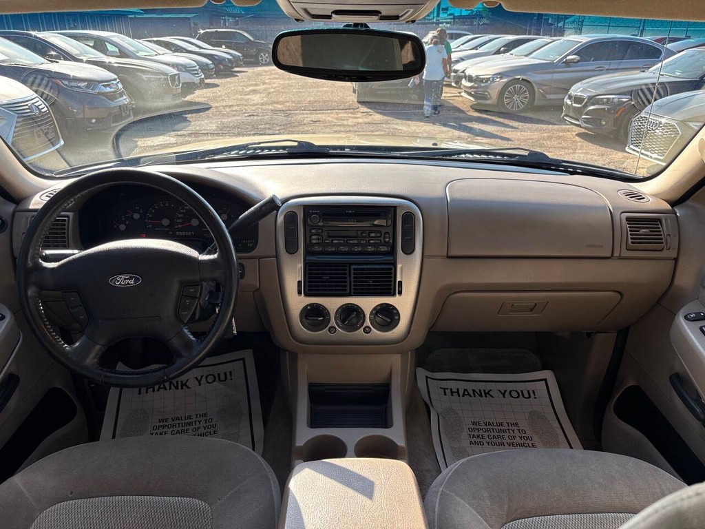 Ford Explorer Vehicle Full-screen Gallery Image 14