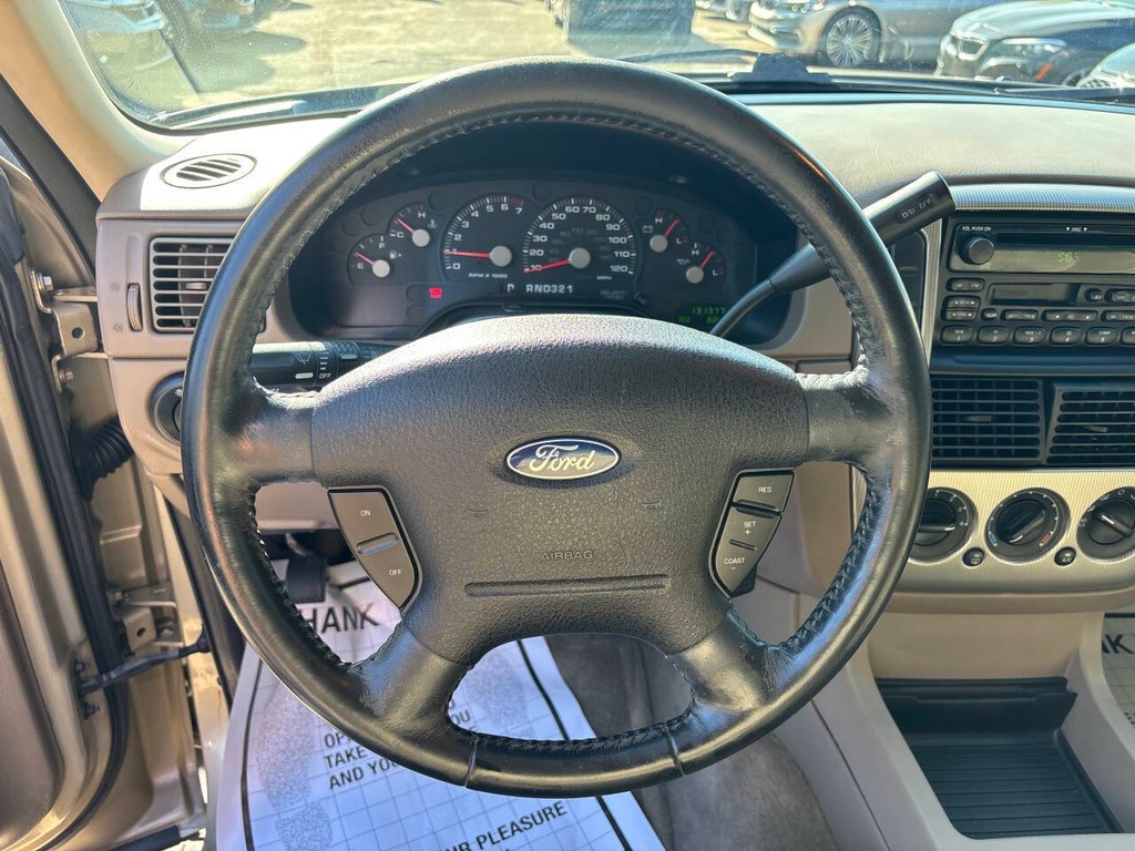 Ford Explorer Vehicle Full-screen Gallery Image 16