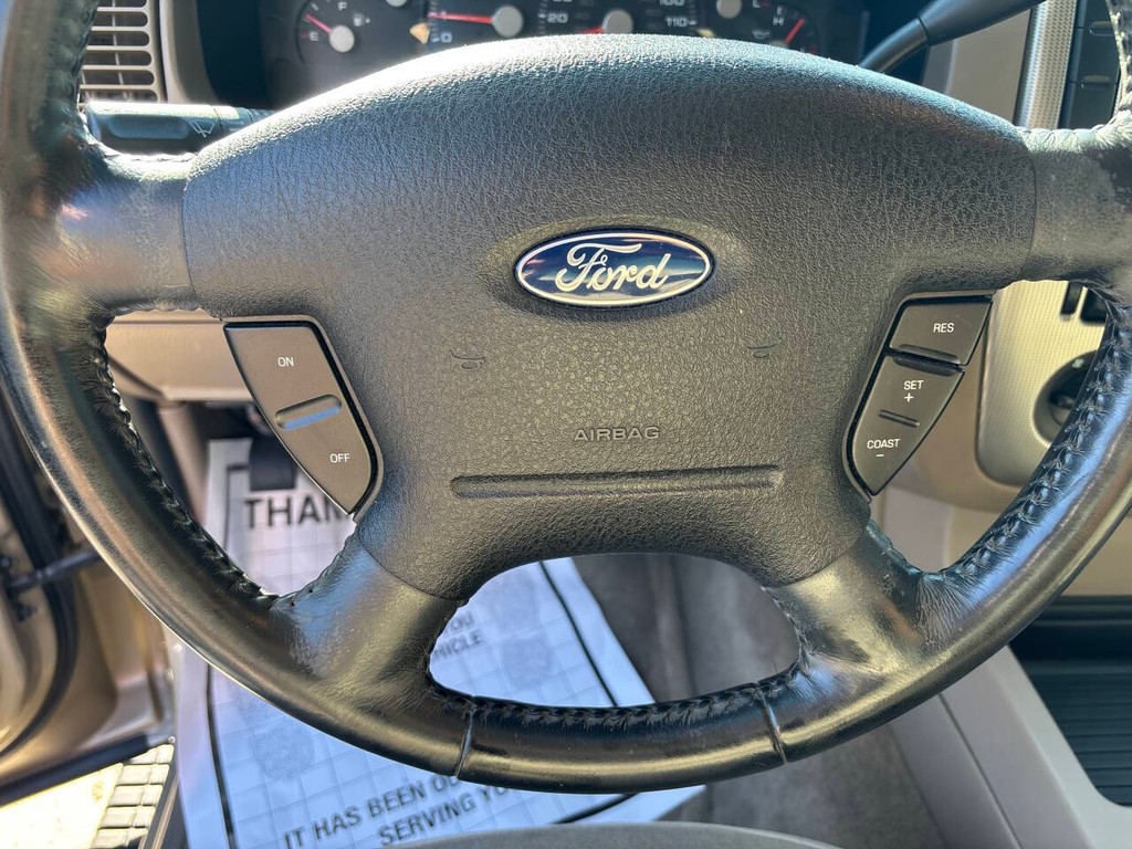 Ford Explorer Vehicle Full-screen Gallery Image 18