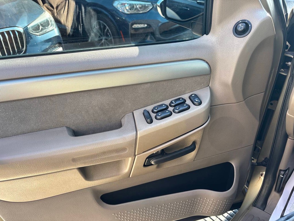 Ford Explorer Vehicle Full-screen Gallery Image 20