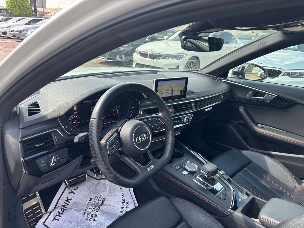 Audi A4 Vehicle Full-screen Gallery Image 08