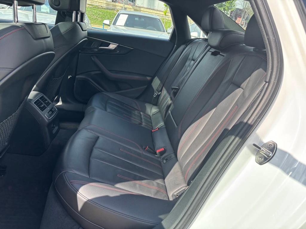 Audi A4 Vehicle Full-screen Gallery Image 11