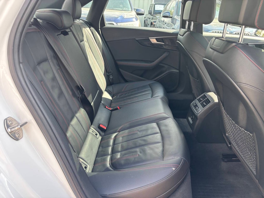 Audi A4 Vehicle Full-screen Gallery Image 12