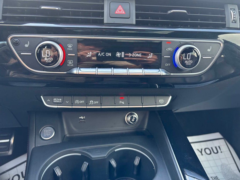 Audi A4 Vehicle Full-screen Gallery Image 16