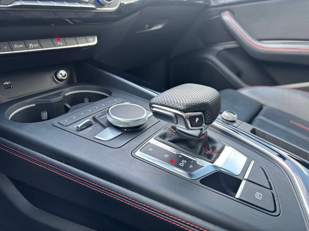 Audi A4 Vehicle Full-screen Gallery Image 17