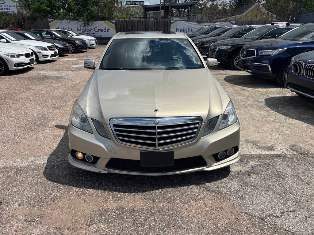 Mercedes-Benz E-Class Vehicle Full-screen Gallery Image 02