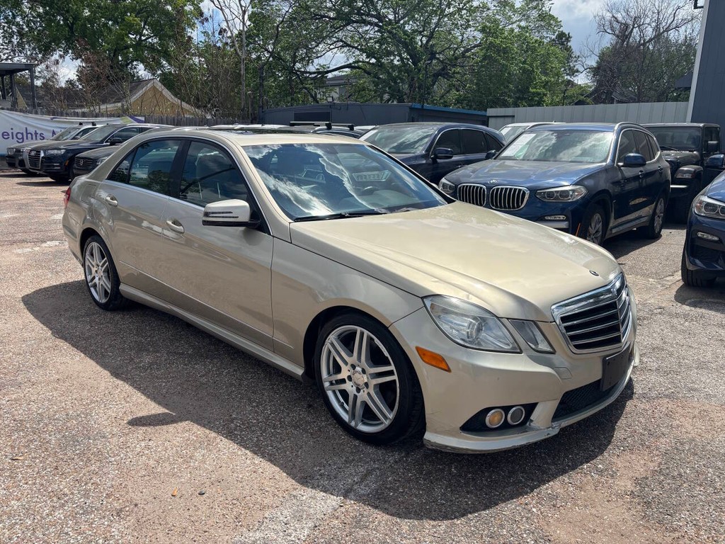 Mercedes-Benz E-Class Vehicle Full-screen Gallery Image 03