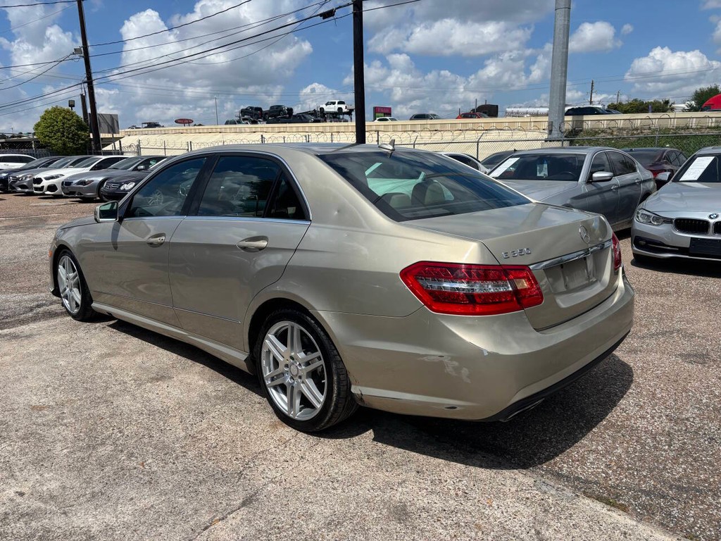 Mercedes-Benz E-Class Vehicle Full-screen Gallery Image 05