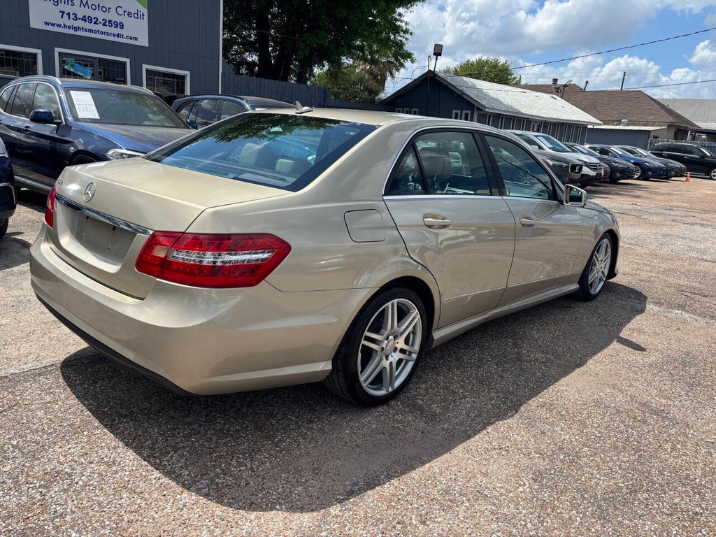 Mercedes-Benz E-Class Vehicle Full-screen Gallery Image 07