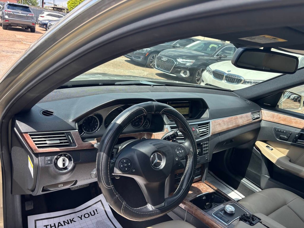 Mercedes-Benz E-Class Vehicle Full-screen Gallery Image 08