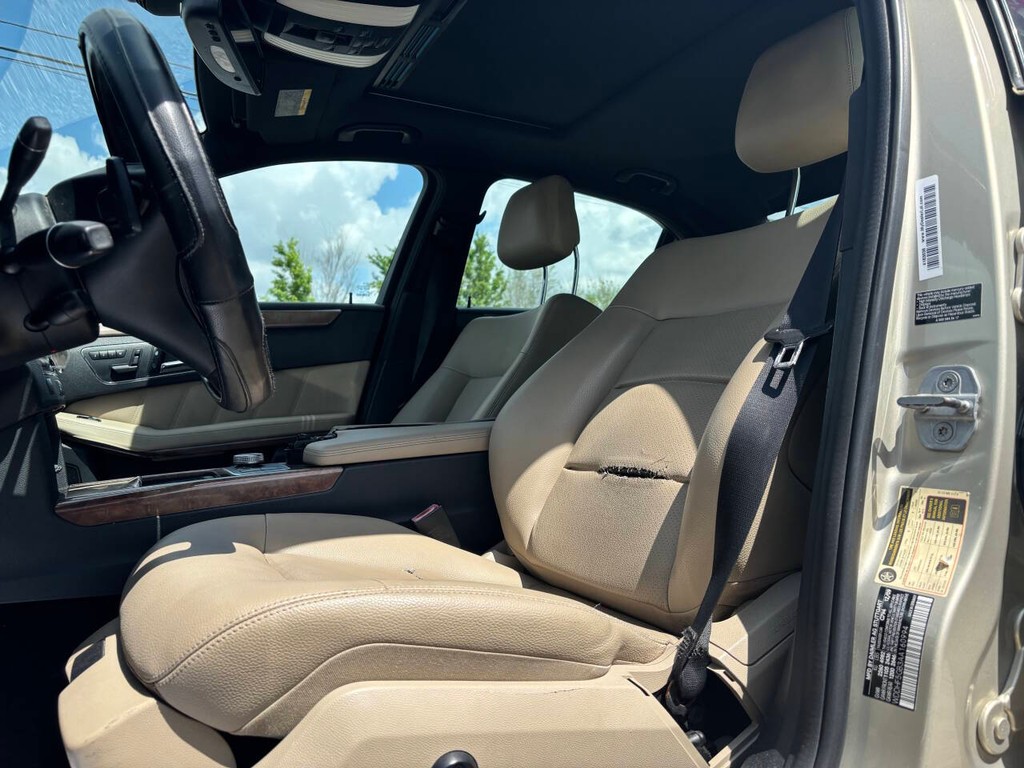 Mercedes-Benz E-Class Vehicle Full-screen Gallery Image 09