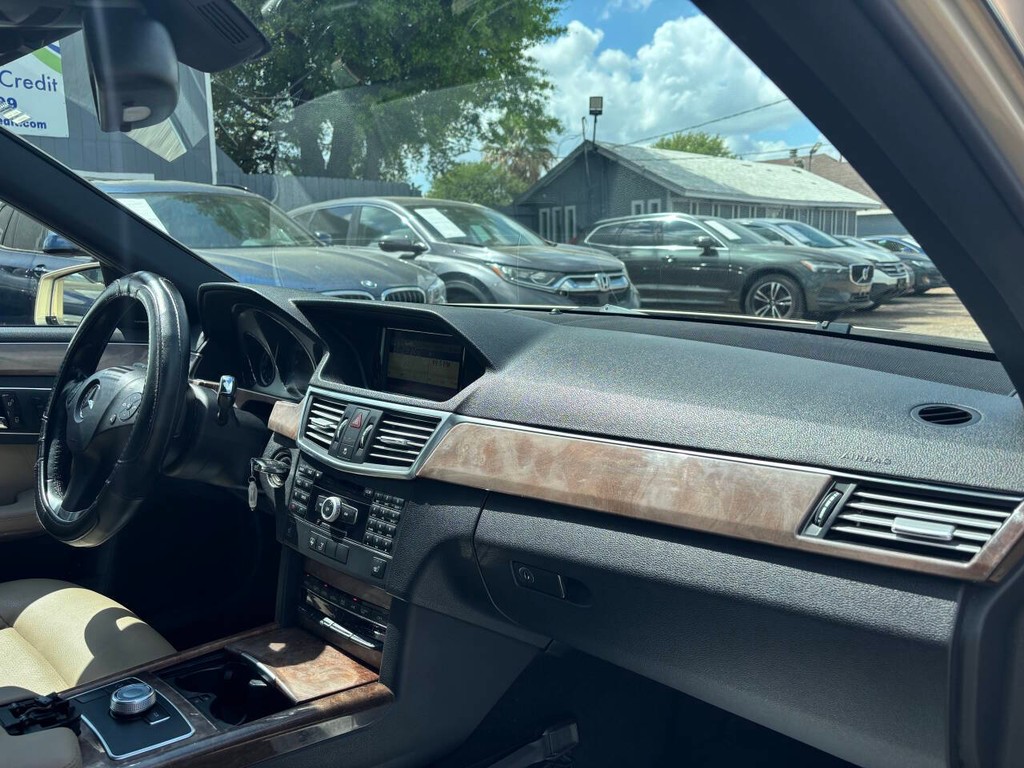 Mercedes-Benz E-Class Vehicle Full-screen Gallery Image 10