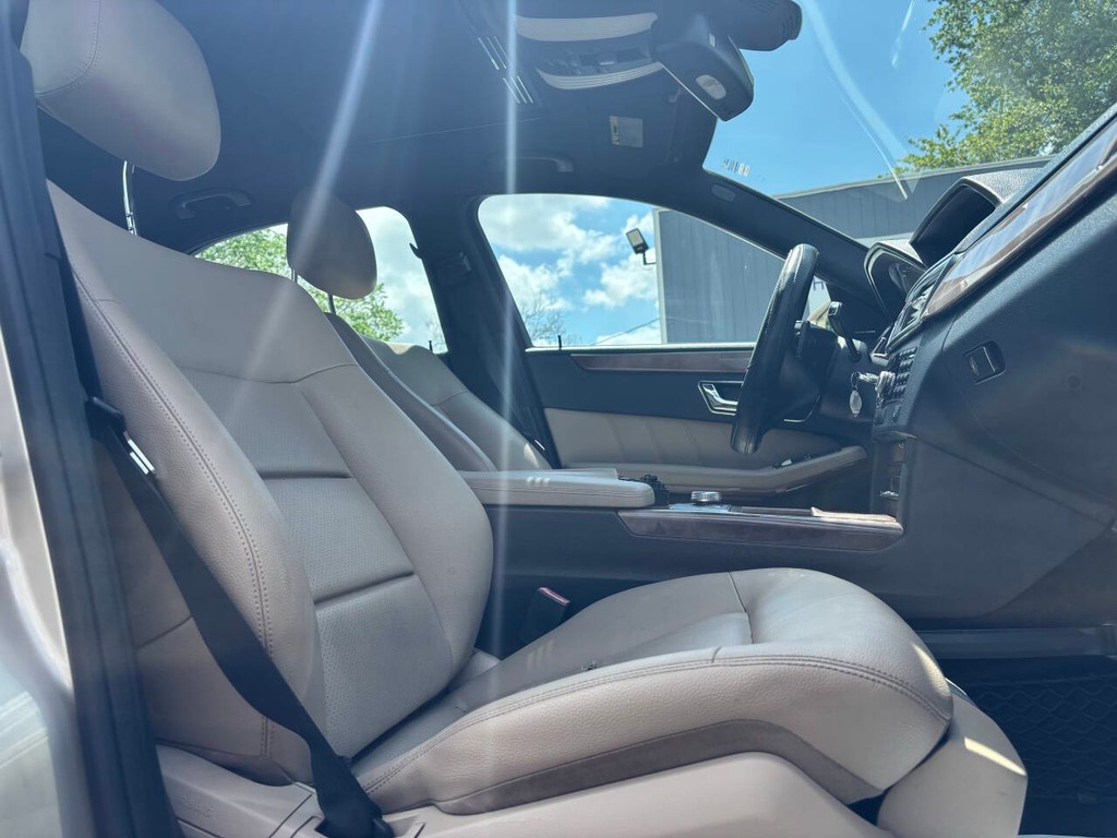 Mercedes-Benz E-Class Vehicle Full-screen Gallery Image 11