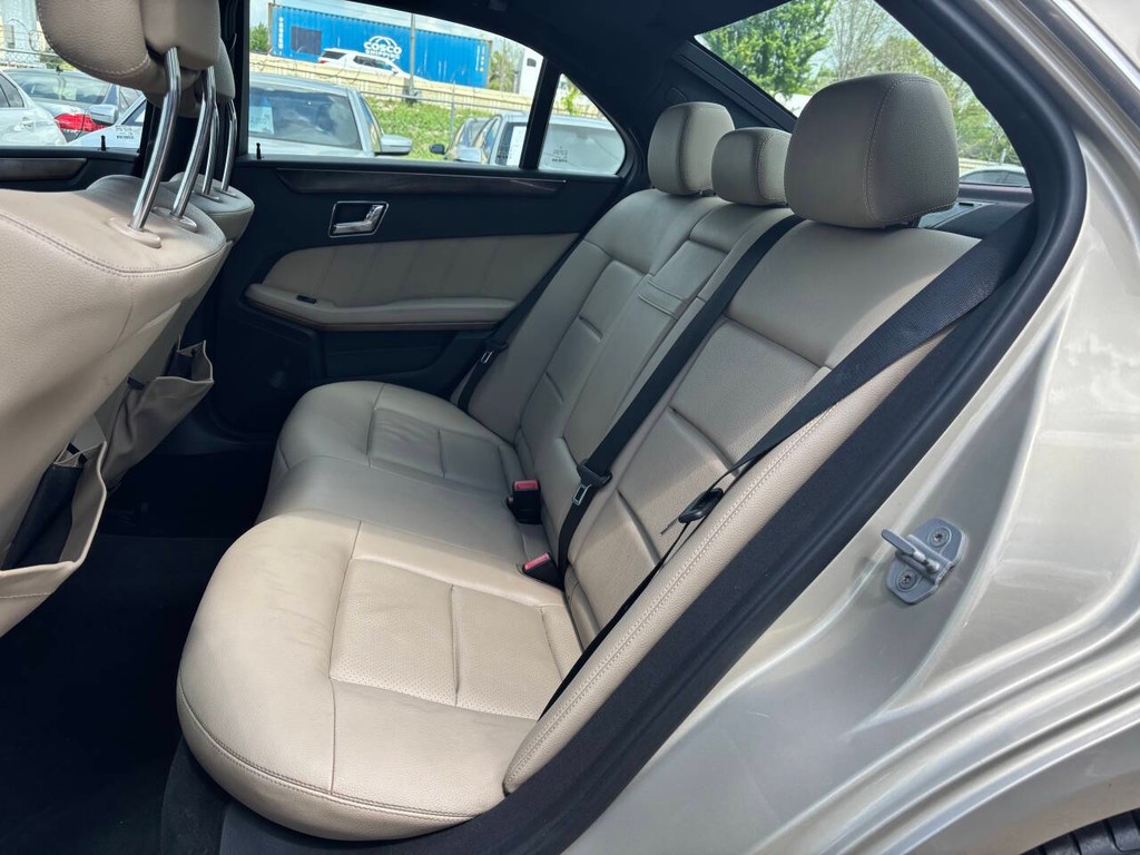 Mercedes-Benz E-Class Vehicle Full-screen Gallery Image 12