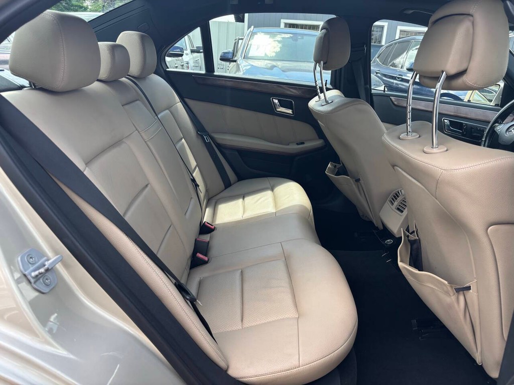 Mercedes-Benz E-Class Vehicle Full-screen Gallery Image 13