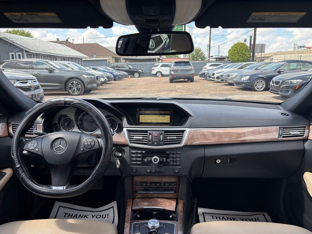 Mercedes-Benz E-Class Vehicle Full-screen Gallery Image 14